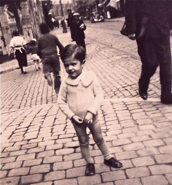 Moet je aan de voorbijgangers uitleggen dat je, nee niet op mama staat te wachten, maar bezig bent met een experiment voor de school over mensen die op straat wandelen.